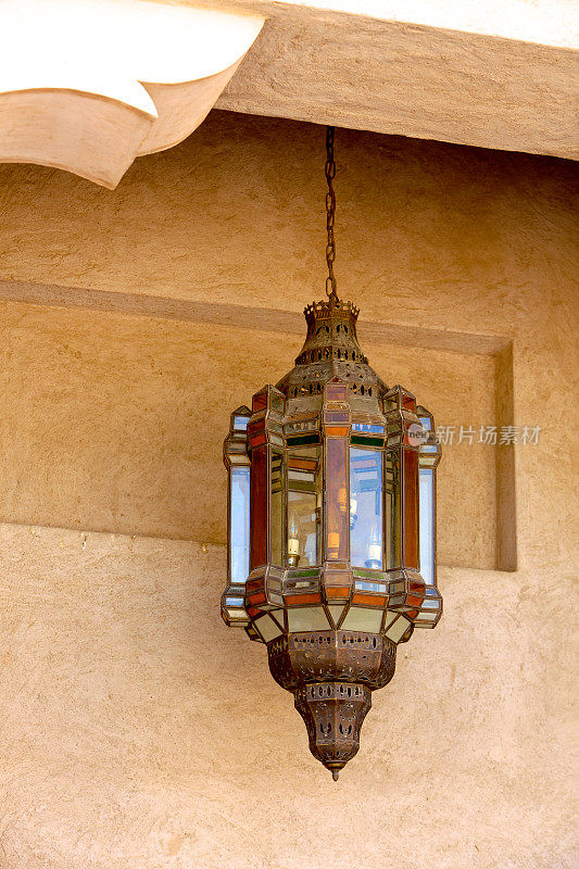 迪拜，阿拉伯联合酋长国-在阿拉伯城市的历史Al Bastakiya地区的老装饰灯